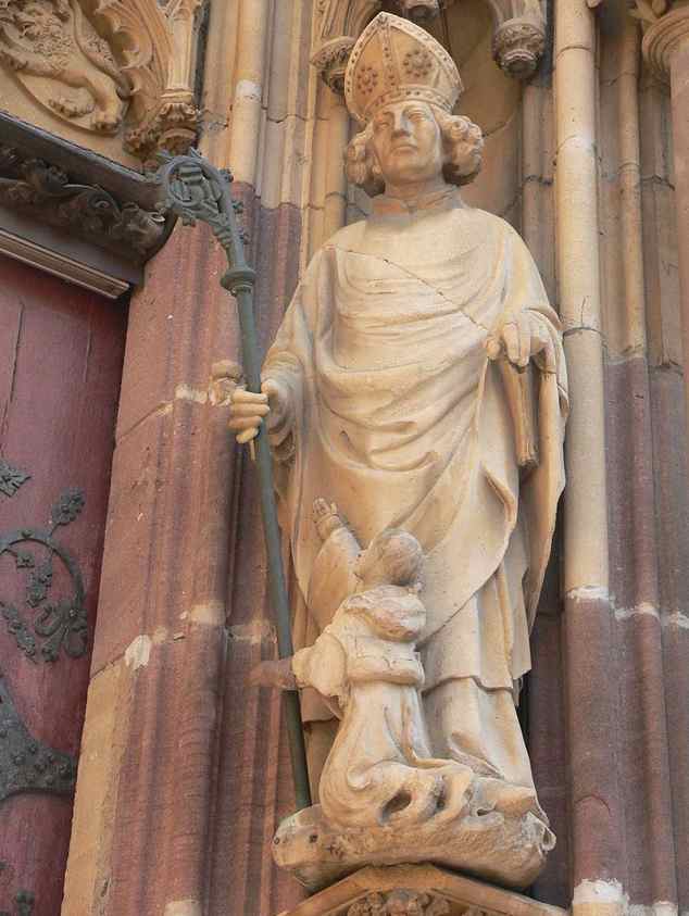 Statue de St-Thiébaut (XIVe) à côté du portail de l'entrée nord