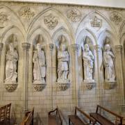 Statues du côté droit de la chapelle représentant des personnages bibliques