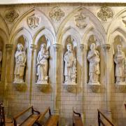 Statues du côté gauche de la chapelle représentant des personnages bibliques