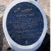 Stèle d'accueil des voyageurs de l'espace : QUE VOS ATENDEM TOTJORN