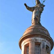 Sainte Odile au sommet du clocher bénit et protège l'Alsace