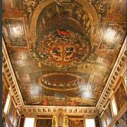 ...superbe plafond aux peintures en trompe l'oeil