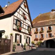 Sur la maison du fond se trouve le traditionnel nid de cigognes