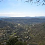 ...sur la vallée du Loup. Au lointain on distingue la Méditerrannée