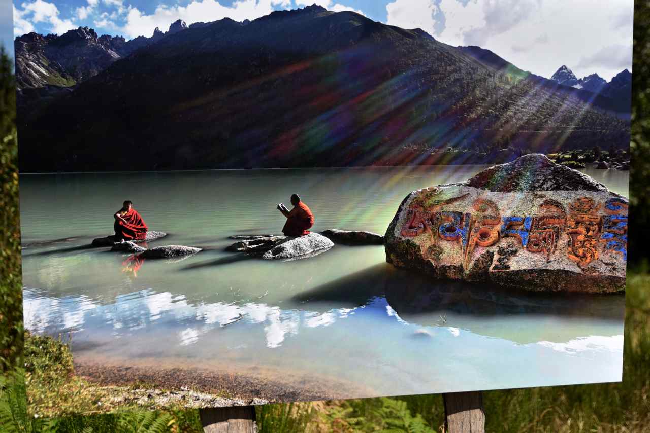 Sur le rocher du lac de Yiloung Lathso est gravé le mantra de la compassion