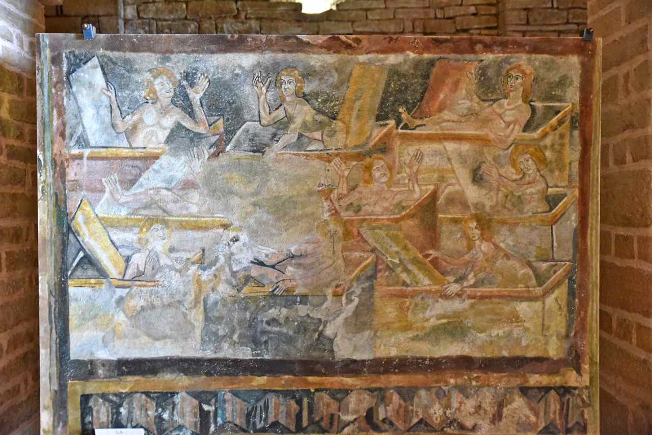 Tableau exposé dans la nef de la fresque de la résurrection des morts du choeur