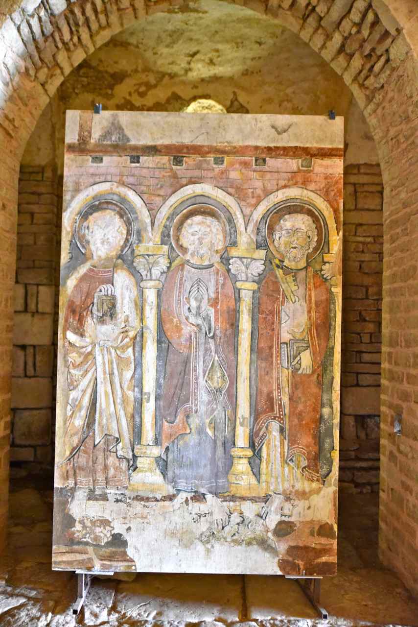 Tableau exposé dans la nef de la fresque des apôtres du choeur