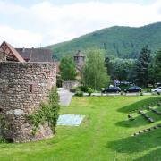 Tour dite Pfaffenturm du XV° s, au fond la tour Kessler