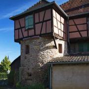 Tour surmontée d'une maison à colombages