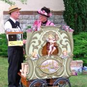 Tourneurs d'orgues en costume d'époque