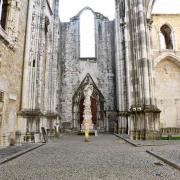 Transept sud : au fond la statue de saint Jean Népomucène du XVIII° siècle