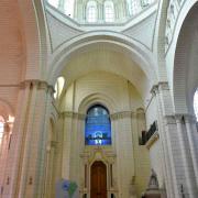 Transept sud, le dôme, la porte de la Miséricorde et le vitrail de J.M. Othoniel...