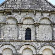 Troisième niveau de la façade et les chapiteaux sculptés des arcatudes