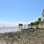 Un bateau de pêche quitte le port pour l'estuaire de la Gironde