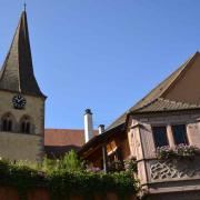 Un bel oriel  de 1562 et le clocher tors de l'église St Gall vrillé à 45 °...