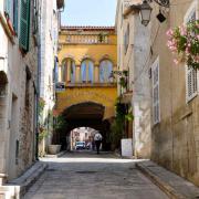 Un des accès au village et à la place des arcades