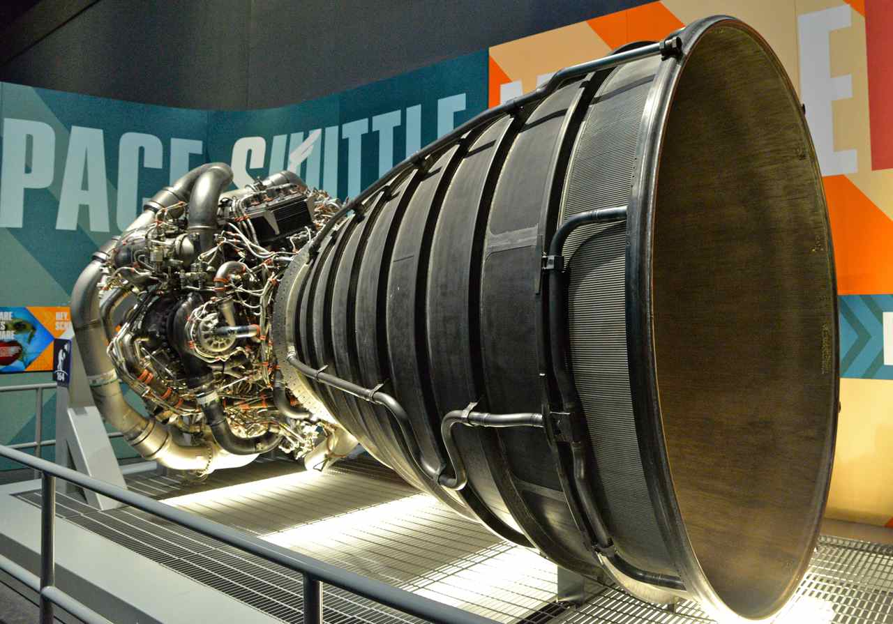 Un des propulseurs d'Atlantis: 5,6 m de haut, Poussée ua décollage 1.522.OOO lbs