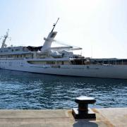 ...un méga-yacht Atlantis II, long de 115m, part en croisière