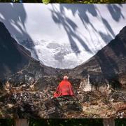 Un moine médite à plus de 4000 m devant le glacier du Jonathari(7326m)