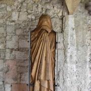 Un moine se promène dans le cloître