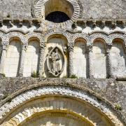 Un oculus, rare dans la région, surplombe l'arcatude  à 9 cintres et ...