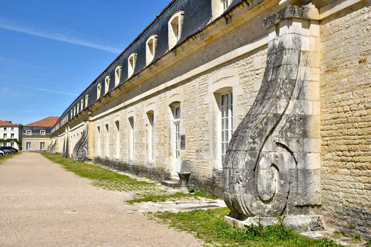 Un seul côté des bâtiments de la corderie Royale...