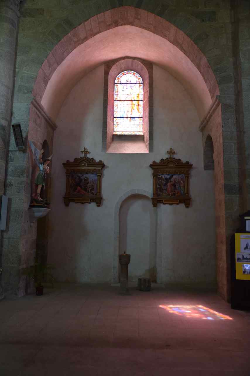 Un vitrail de la nef joue l'artiste peintre