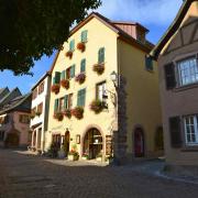 Une autre rue pittoresque baignée par le soleil