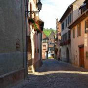 Une belle lumière illumine cette ruelle