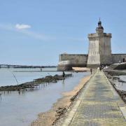 Une chaussée pavée de 400 m relie à marée basse le fort à la terre ferme