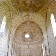 Une coupole sur pendentif se trouve sous le clocher. Au fond l'abside...