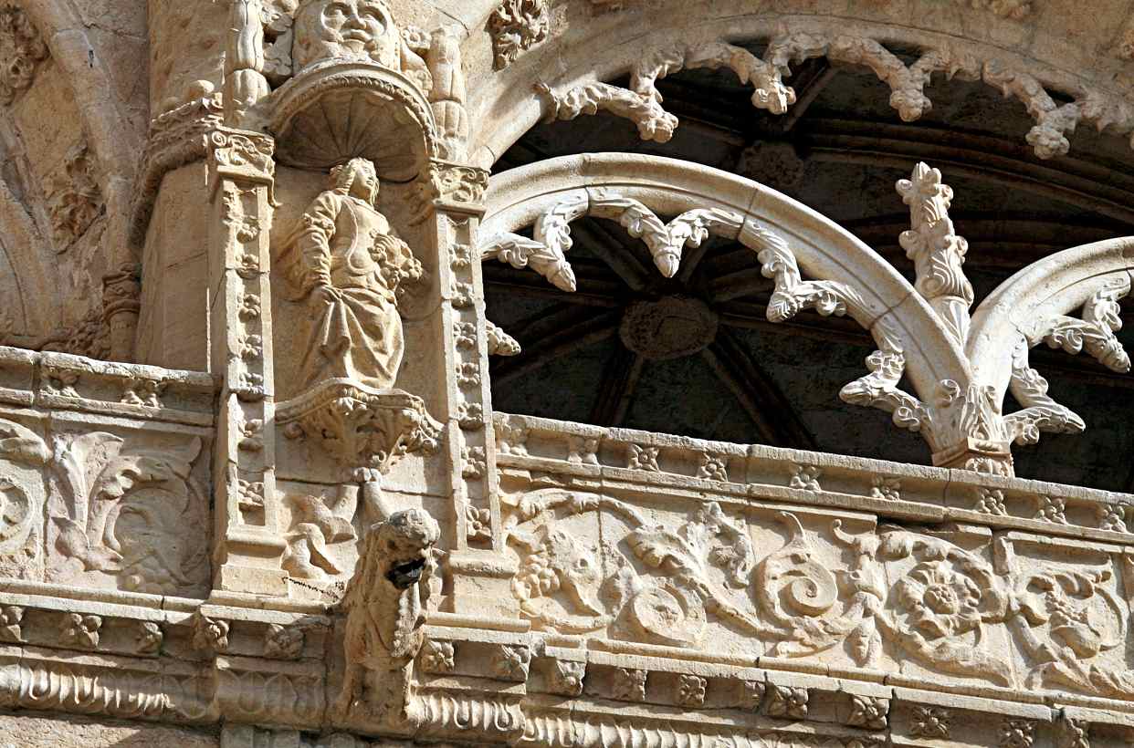 Une dentelle de pierre dans laquelle chaque détail y est minutieusement sculpté