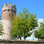 Une des douze tours des remparts qui défendaient la ville