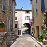 Une des entrées de Valbonne village, vue de l'intérieur