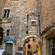 Une des entrèes fortifiées vue de l'extérieur du village et...