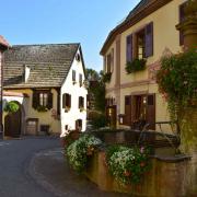 Une fontaine bien fleurie alimente les anciens abreuvoirs