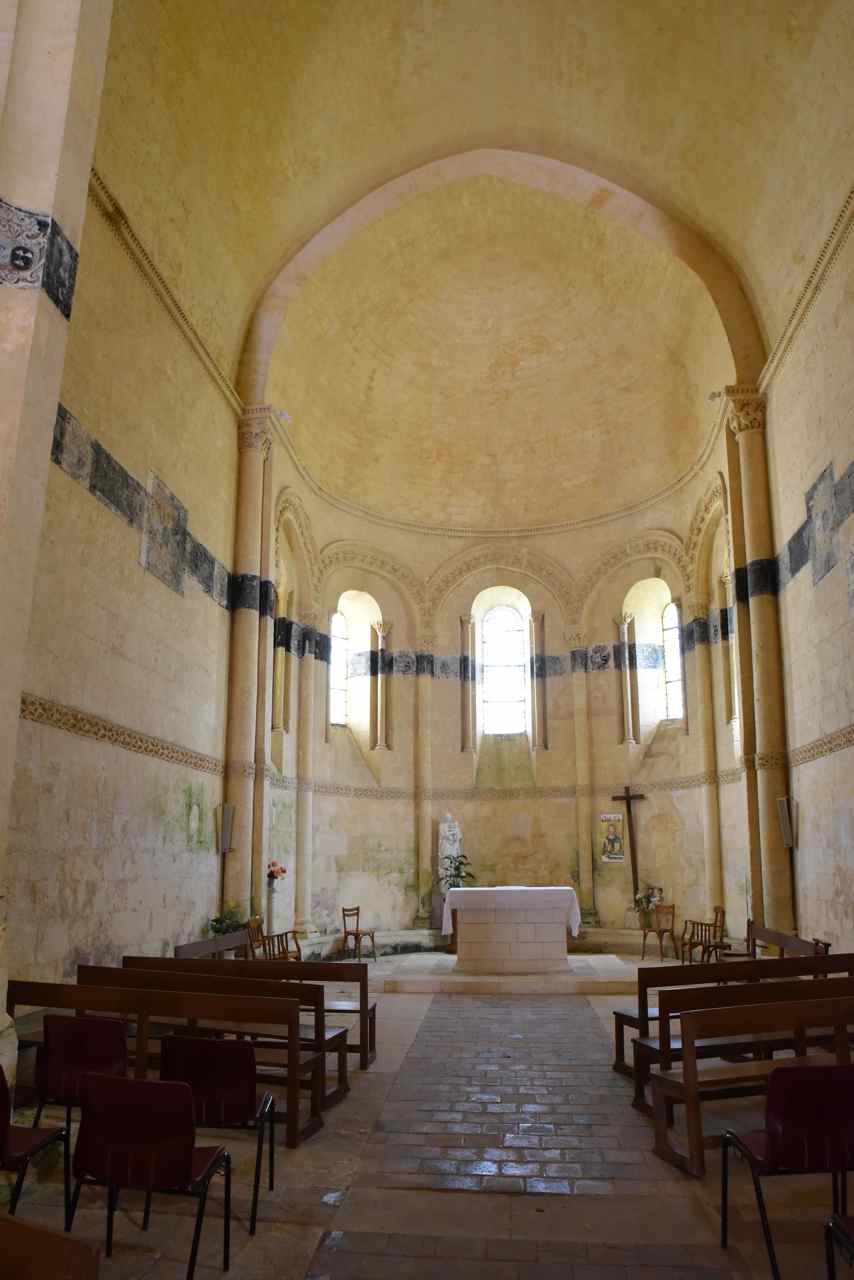 Une litre funéraire parcourt les murs de la nef, du choeur et de l'abside