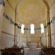 Une litre funéraire parcourt les murs de la nef, du choeur et de l'abside