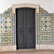 Une porte intérieure du marché encadrée d'azulejos (Carreaux de Faïence)