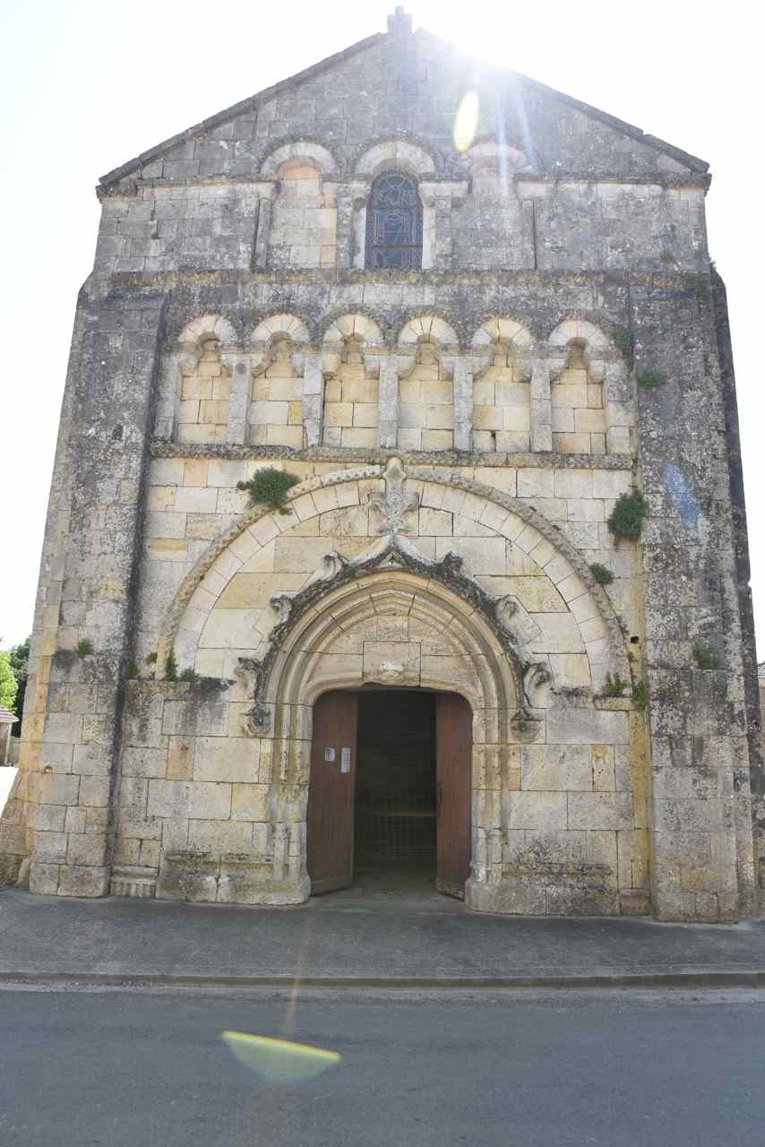 Une porte gothique (XV°s) a été insérée dans le portail roman occidental