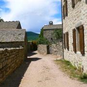 Une ruelle typique du village avec ses maisons de pierre