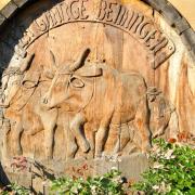 ...une sculpture rappelant les travaux des champs de jadis