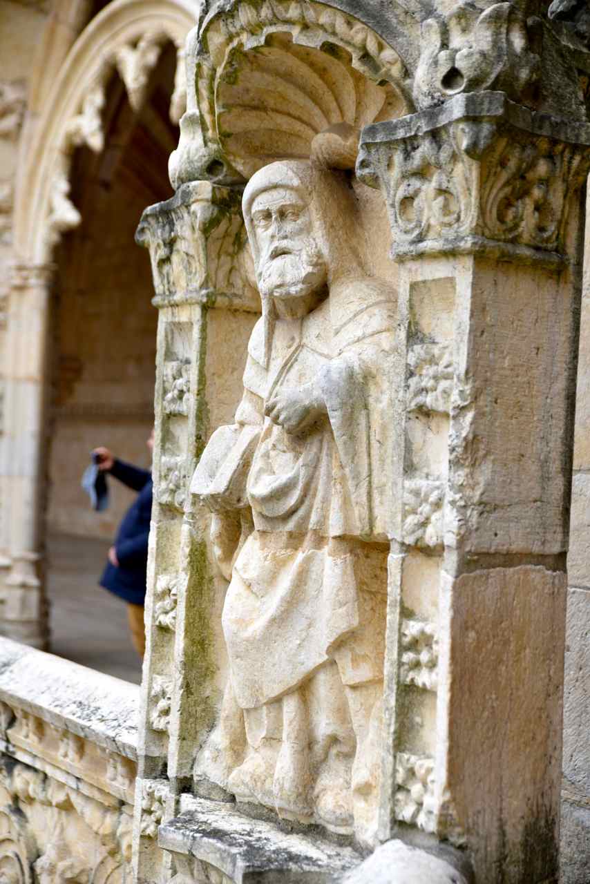 Une statue-sculpture de la galerie supérieure