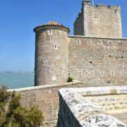 Une tour d'angle et le donjon médiéval