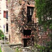 Une tour, vestige des remparts,  jouxte le musée