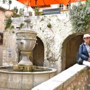 Une touriste écoute le murmure de la fontaine