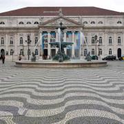 ...venus visiter Lisbonne. Le pavage donne l'impression d'une place ondulée