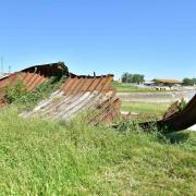 Vestiges d'un bateau-porte au bord de la Charente