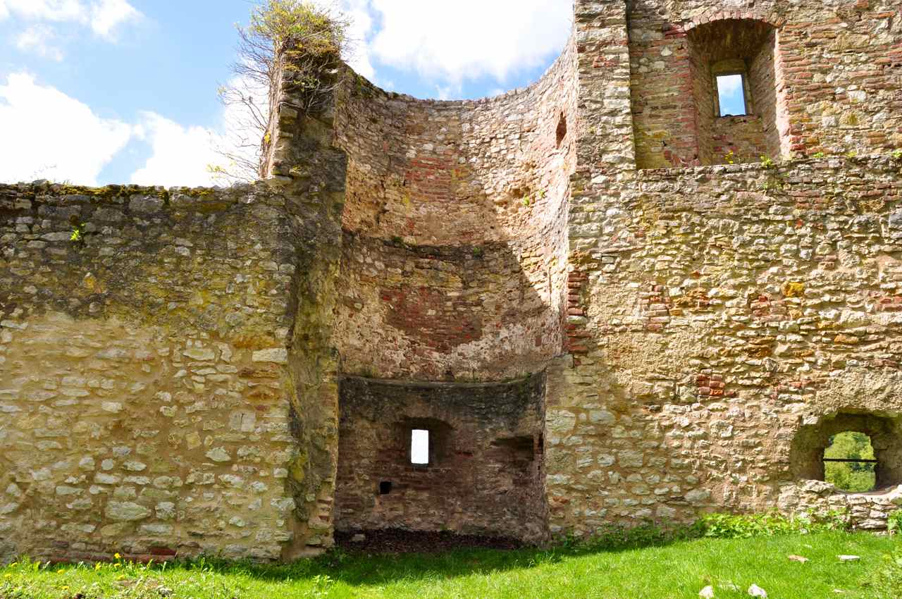 Vestiges de la tour d'angle, accolée au bastion, près de l'entrée