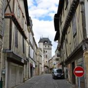 La vieille ville et ses maisons à colombages. Au fond le beffroi...